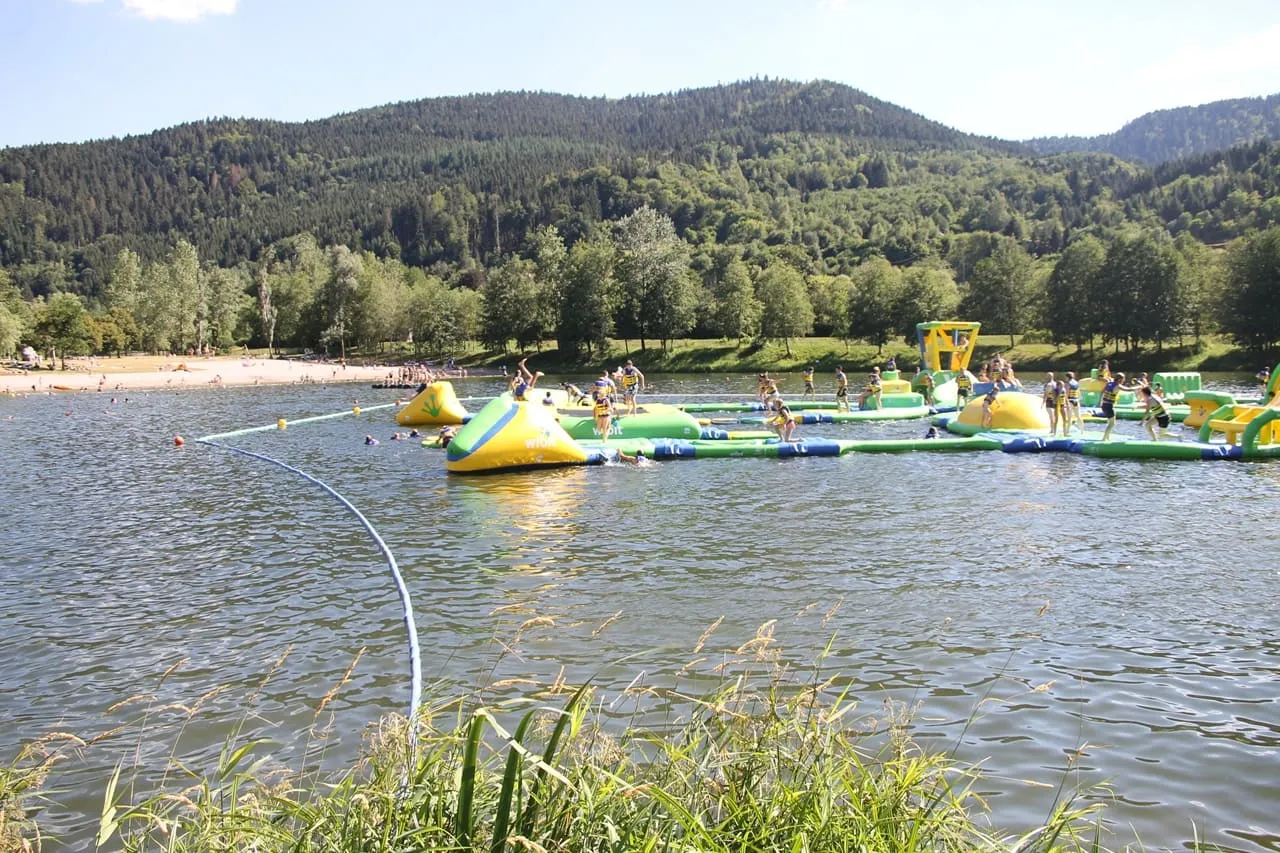 Base de loisirs du lac de la Moselotte avec plage, baignade surveillée et structures gonflables aquatique