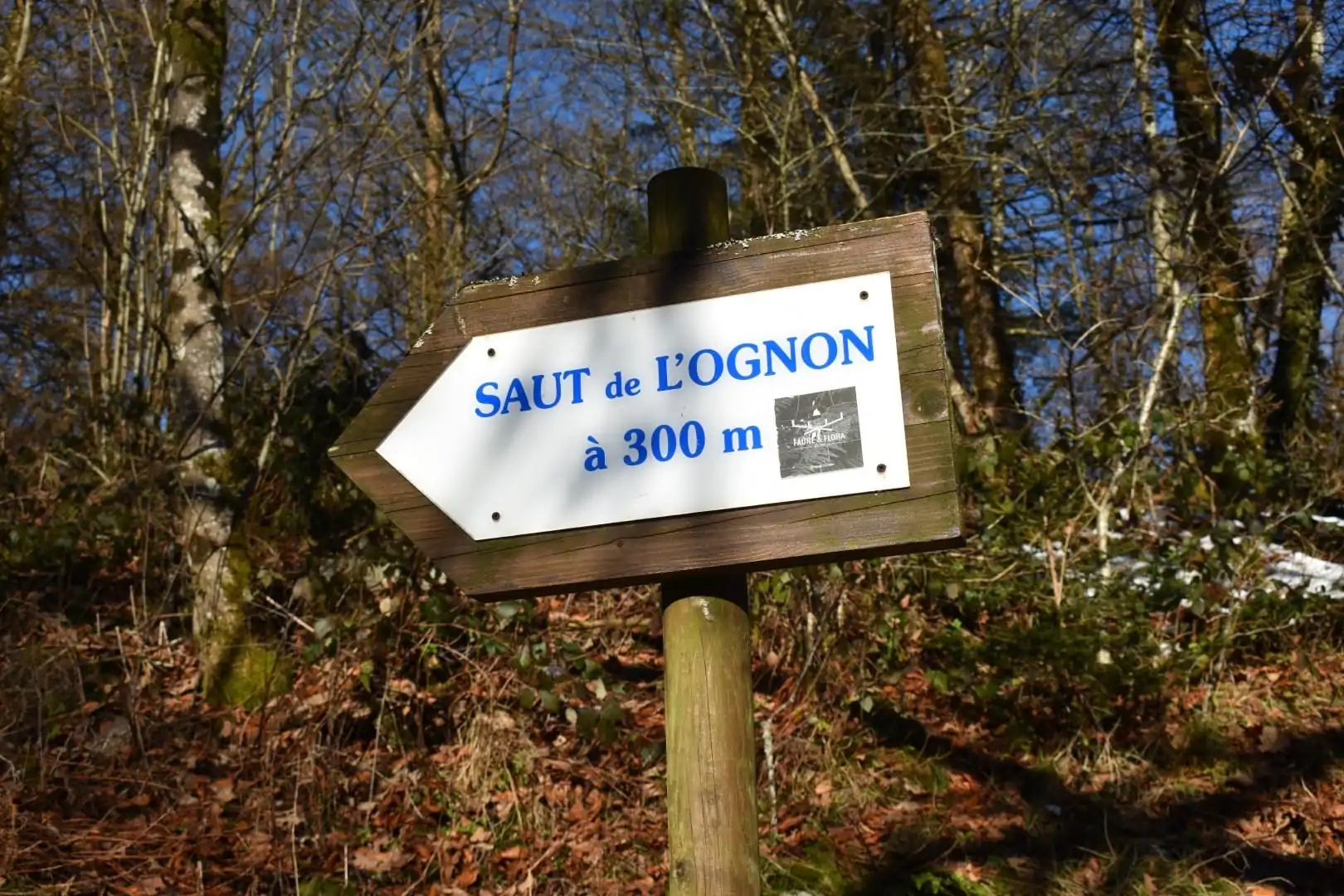 Depuis le parking d'accès au Saut de l'Ognon, une pancarte indique 300 mètres