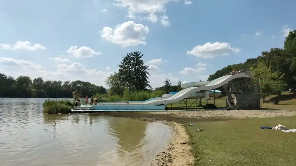 La plage et les toboggans de la base nautique du Colvert (55)