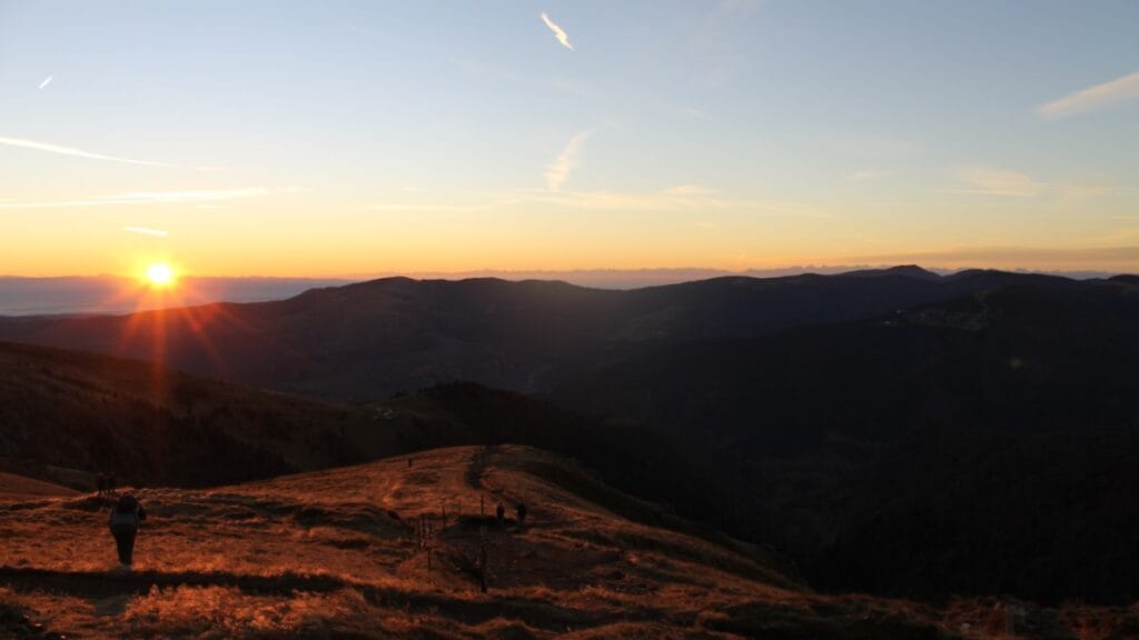 Soleil levant sur les crêtes vosgiennes illuminant les pentes en automne
