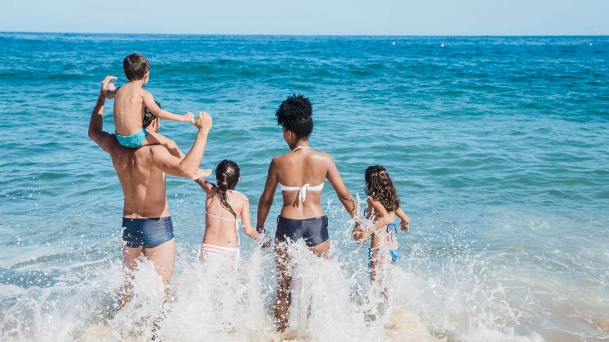 Famille en vacances dans un camping proche de la mer avec ambiance détendue.