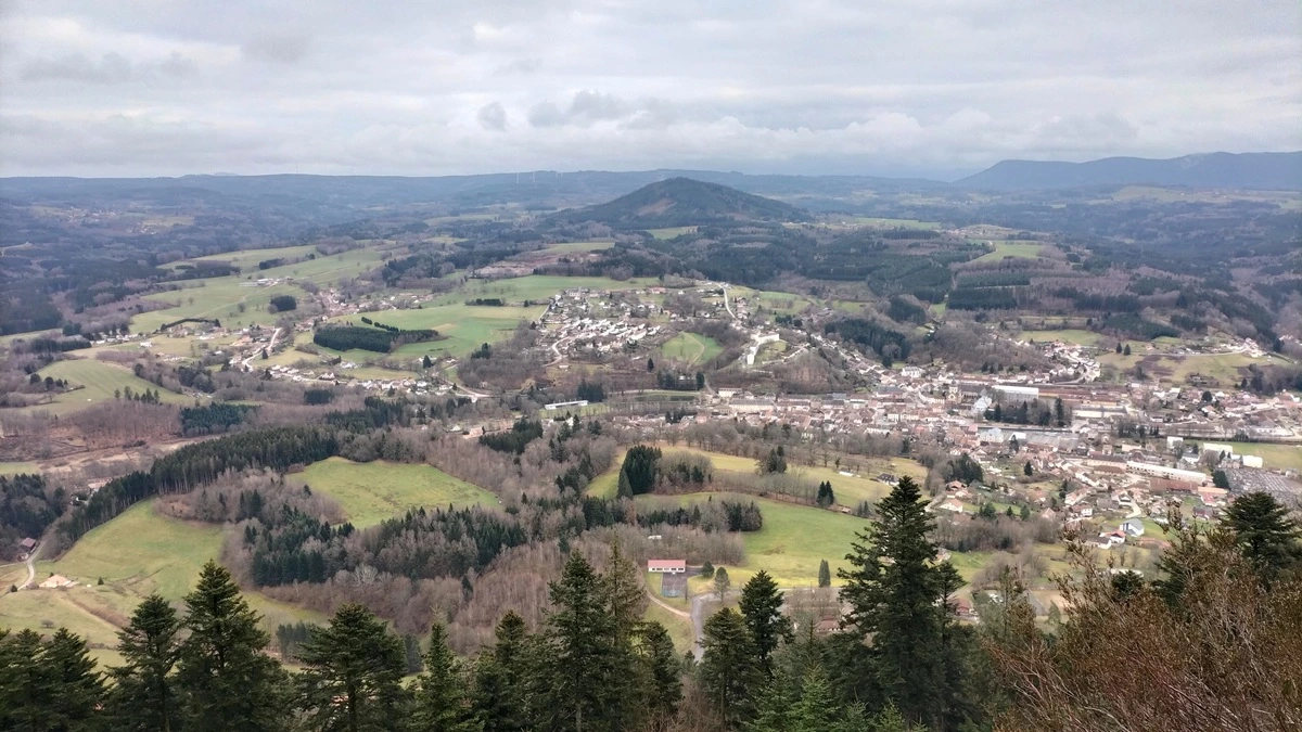 Belvédère de la Roche Mère Henry au-dessus de Senones dans le pays des Abbayes.