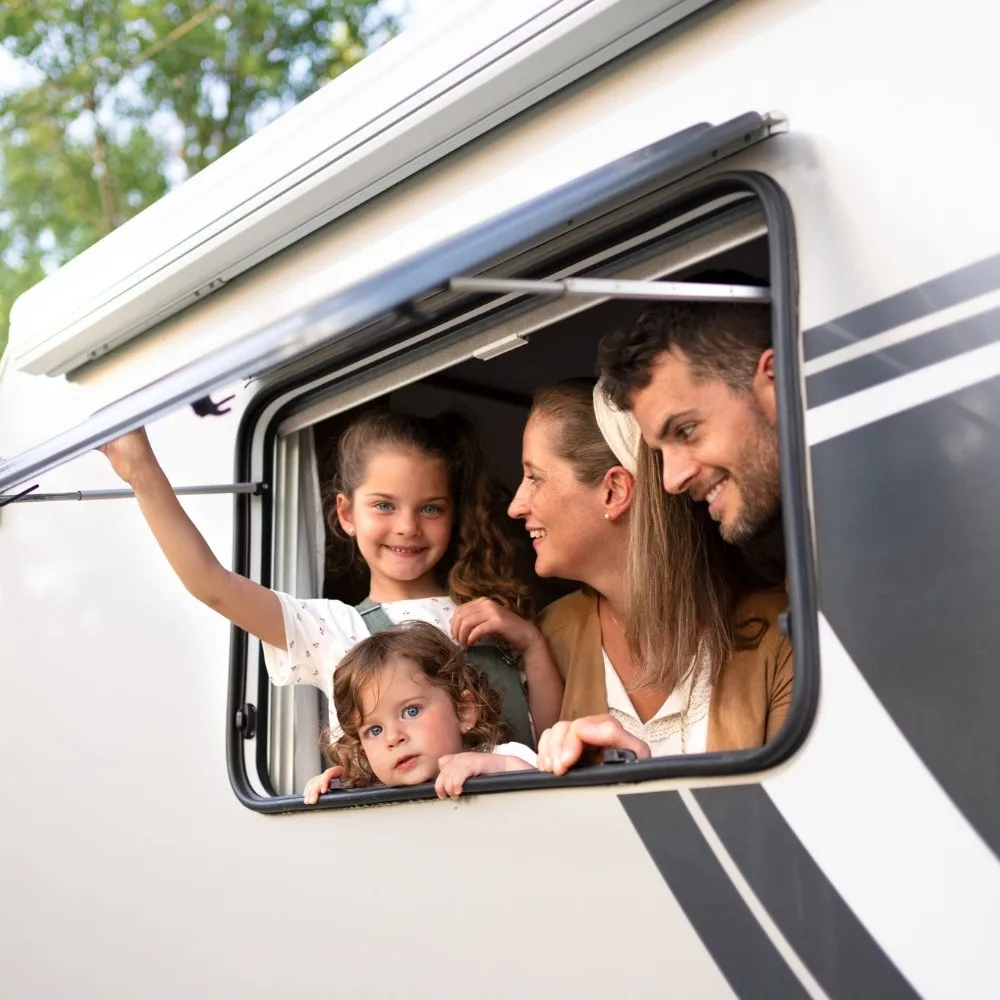 Camping-car installé dans un camping arboré pendant un séjour touristique
