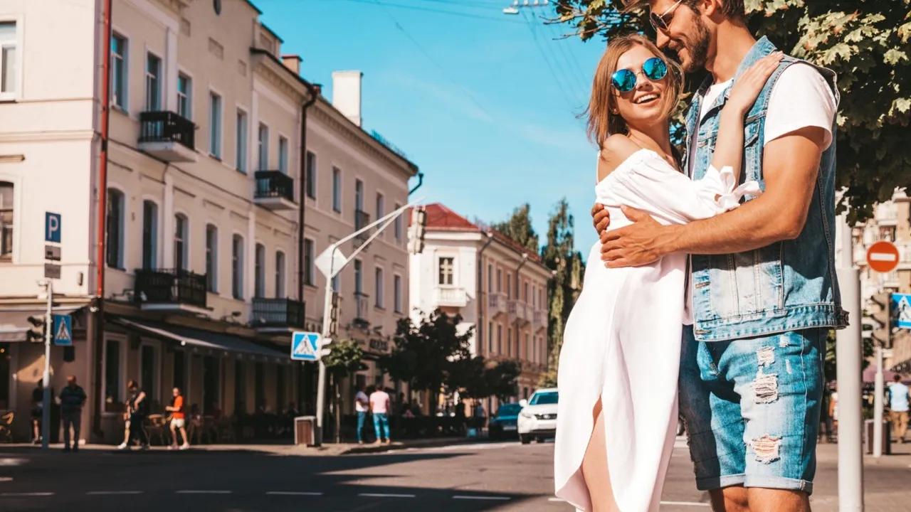 Couple se promenant dans une grande ville pendant un week-end touristique