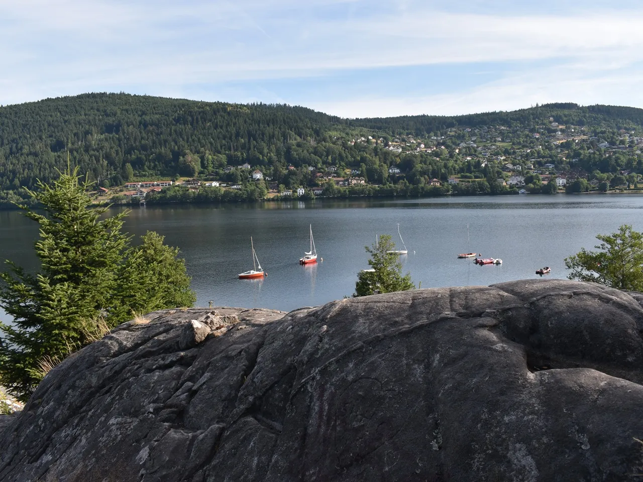 Petites embarcations sur le lac de Gérardmer en été