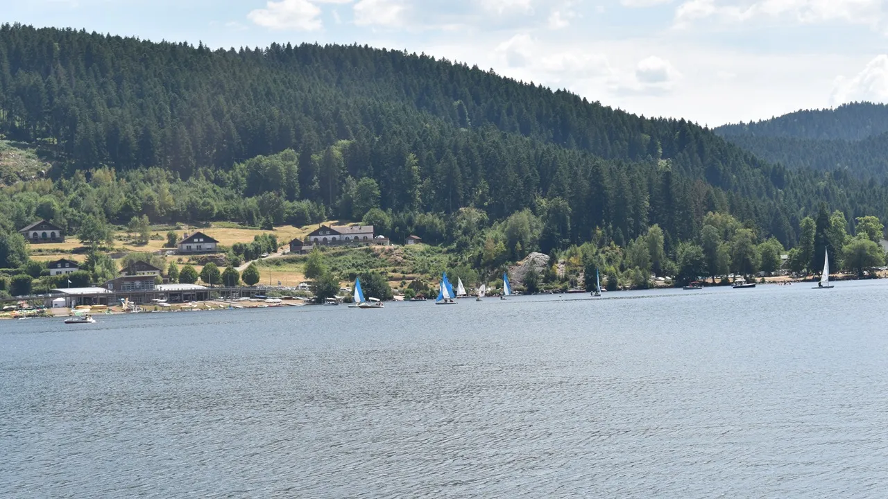 Lac de Gérardmer en été avec les reliefs vosgiens en arrière-plan