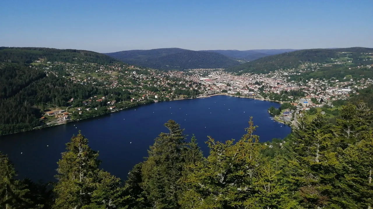 Vue panoramique sur Gérardmer et son lac depuis les hauteurs de Mérelle