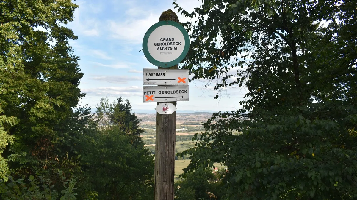 Panneau de randonnée entre le Haut-Barr et le Grand Geroldseck