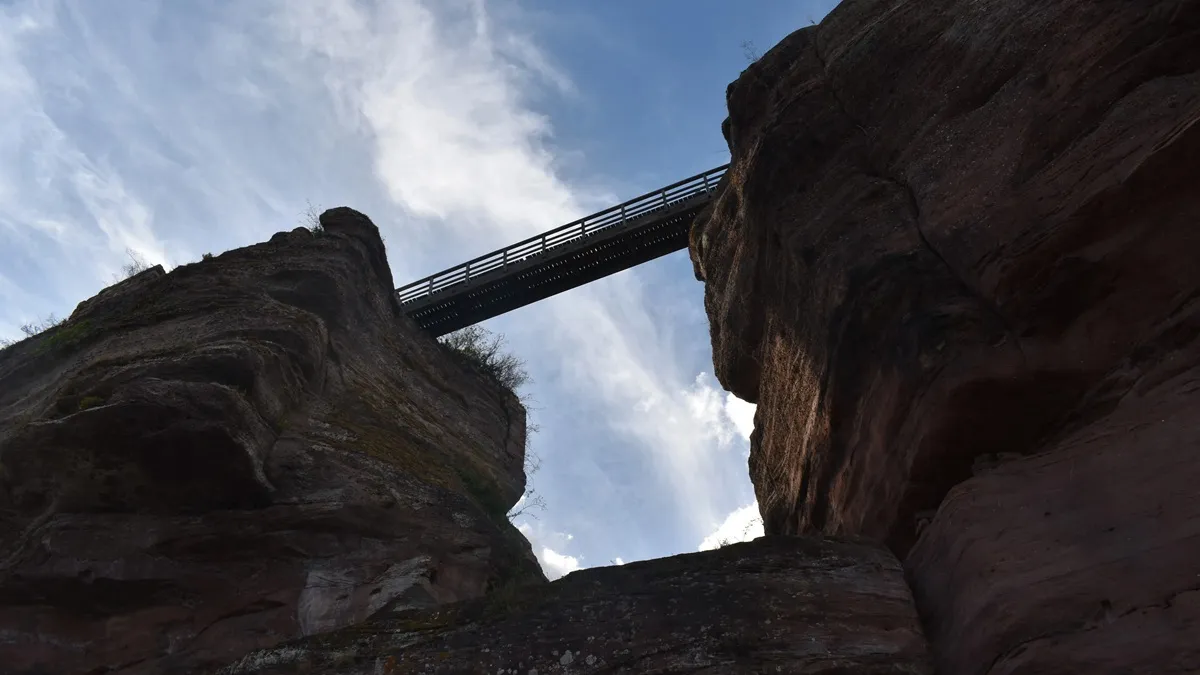 Pont du Diable entre les rochers du Château du Haut-Barr