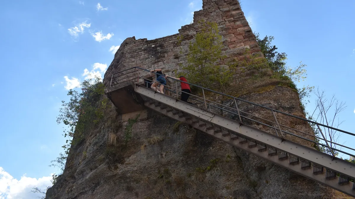 Escalier aménagé sur les rochers du Château du Haut-Barr